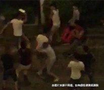 年輕小伙KTV內(nèi)械斗，大媽勸架被砍傷