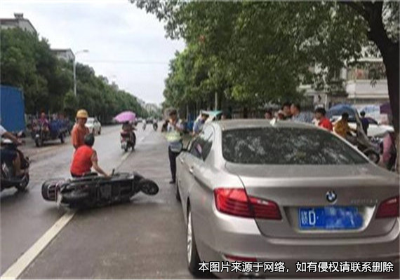 女子被下出租車的乘客開(kāi)門(mén)撞到，其損失應(yīng)當(dāng)由誰(shuí)賠償？