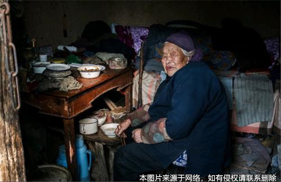獨居老人將房送給水果攤攤主后，老人家屬發(fā)聲