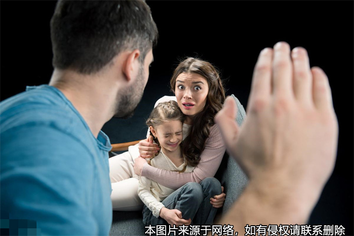 丈夫婚內(nèi)家暴后分居多年，妻子兩次起訴離婚均被駁回